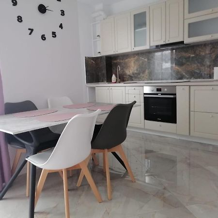 Aqua West Apartment Free Parking- Self Check-In Oradea Bagian luar foto