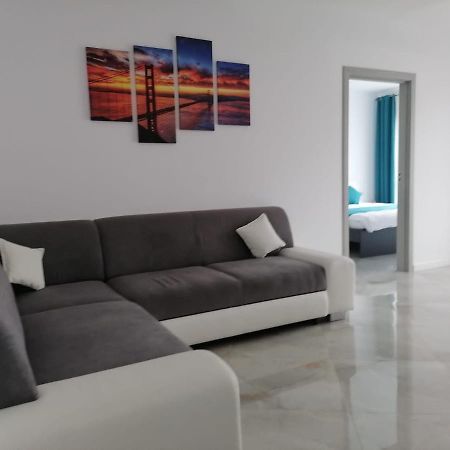 Aqua West Apartment Free Parking- Self Check-In Oradea Bagian luar foto