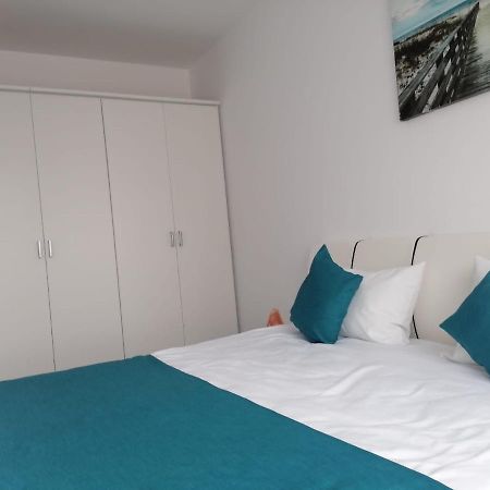 Aqua West Apartment Free Parking- Self Check-In Oradea Bagian luar foto