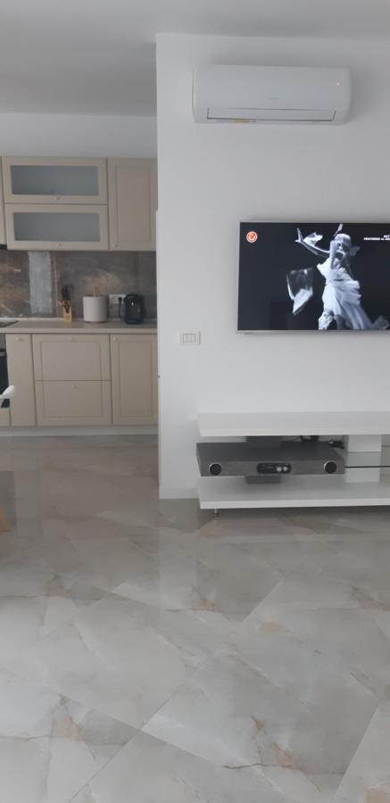 Aqua West Apartment Free Parking- Self Check-In Oradea Bagian luar foto
