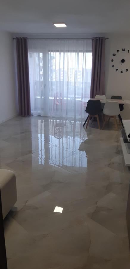 Aqua West Apartment Free Parking- Self Check-In Oradea Bagian luar foto