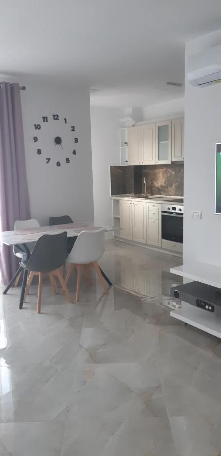 Aqua West Apartment Free Parking- Self Check-In Oradea Bagian luar foto