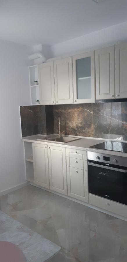 Aqua West Apartment Free Parking- Self Check-In Oradea Bagian luar foto
