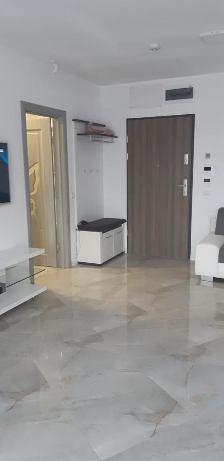 Aqua West Apartment Free Parking- Self Check-In Oradea Bagian luar foto