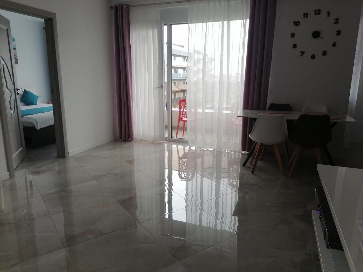 Aqua West Apartment Free Parking- Self Check-In Oradea Bagian luar foto
