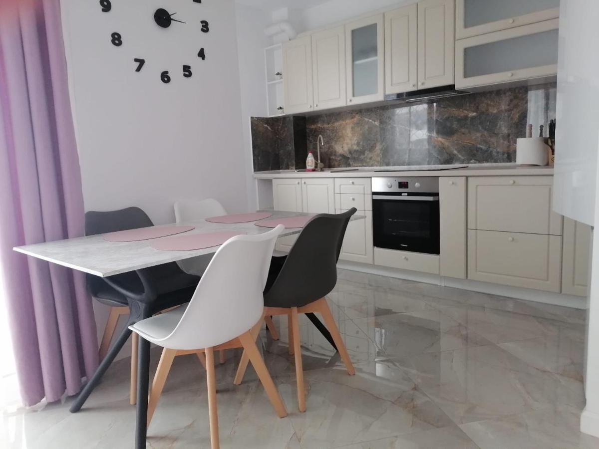 Aqua West Apartment Free Parking- Self Check-In Oradea Bagian luar foto