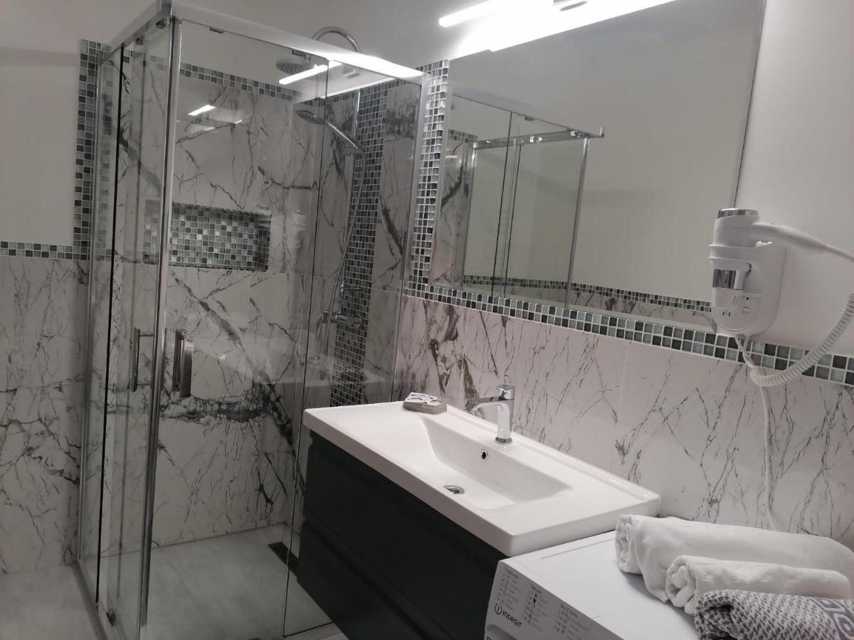 Aqua West Apartment Free Parking- Self Check-In Oradea Bagian luar foto