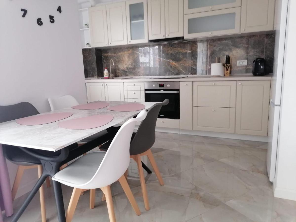 Aqua West Apartment Free Parking- Self Check-In Oradea Bagian luar foto