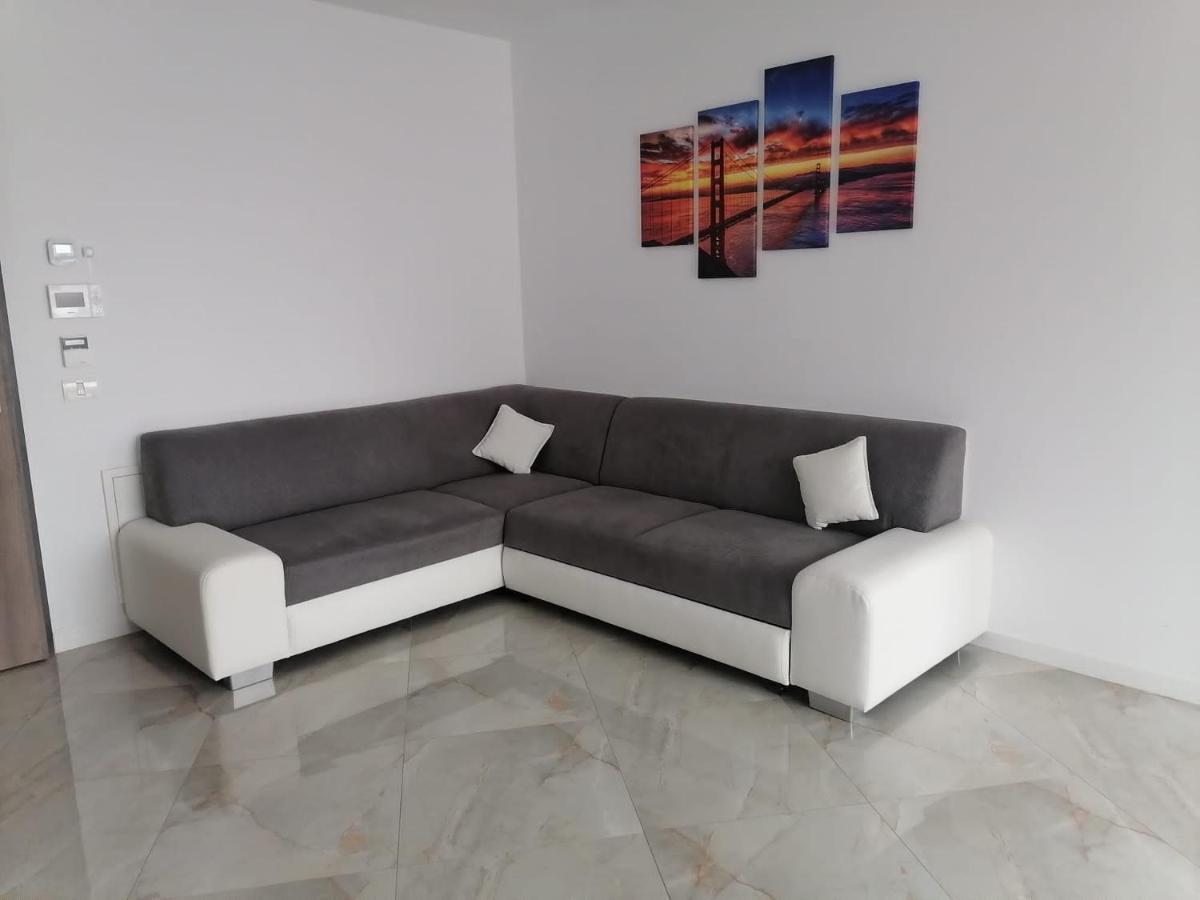 Aqua West Apartment Free Parking- Self Check-In Oradea Bagian luar foto